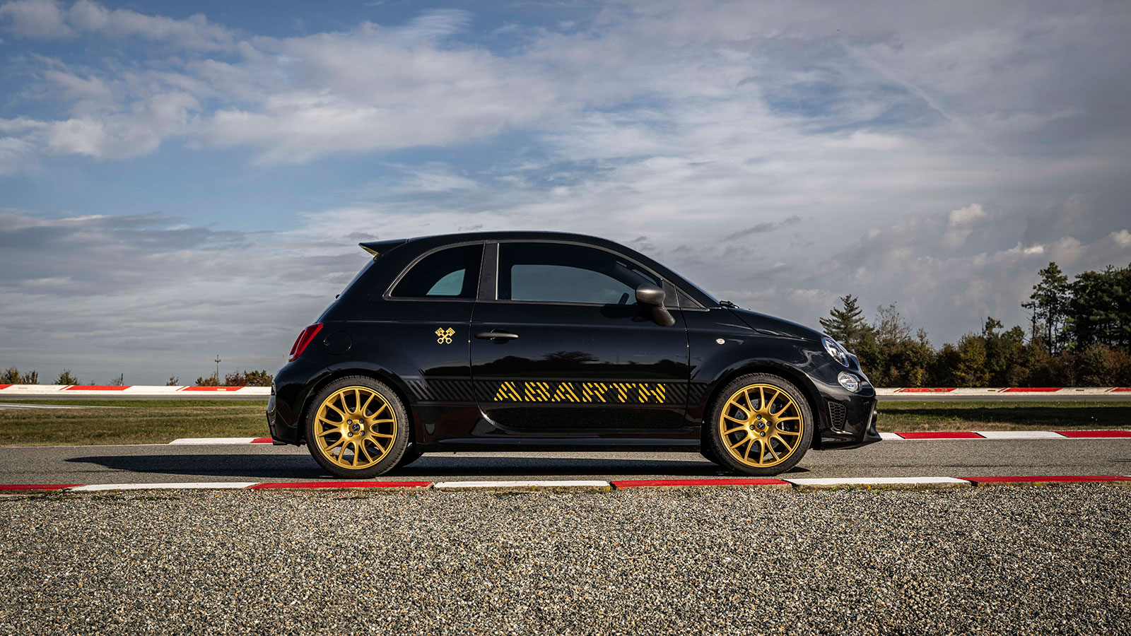 Το νέο Abarth 695 75° Anniversario τιμά τον 1.4 T-Jet κινητήρα